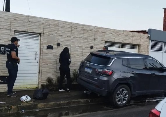 Ex-funcionário de universidade lesa instituição em R$ 650 mil; carros de luxo e arma são apreendidos