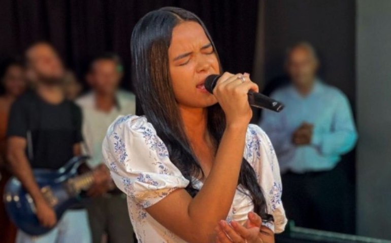 Cantora gospel de 18 anos morre após acidente de trânsito na BA