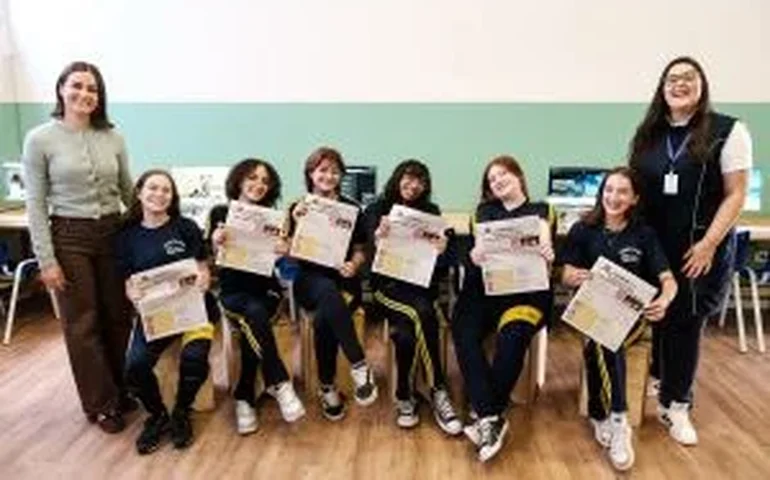 Escola de Curitiba aposta em jornal feito por alunos para estimular pensamento crítico e combater fake news