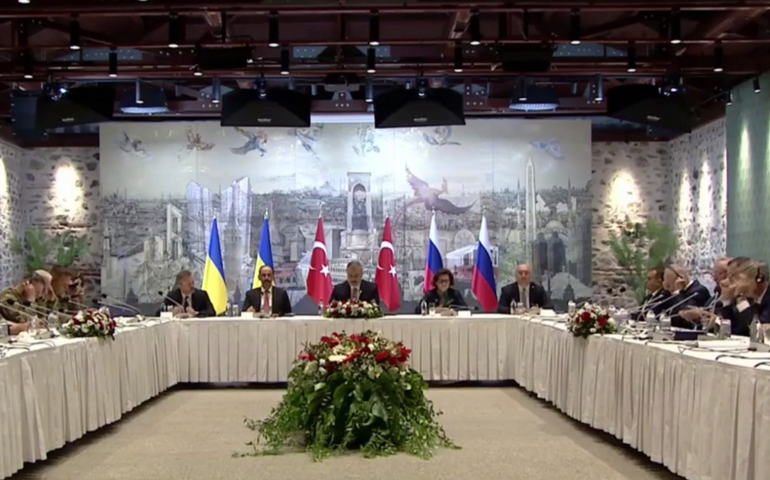 Conversas Rússia-Ucrânia têm sucesso, mas UE e OTAN prejudicam resolução do conflito, diz professor