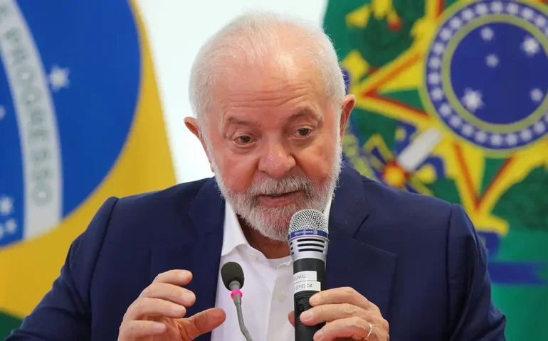 Lula conversa com presidente do México e presta solidariedade por invasão à embaixada no Equador