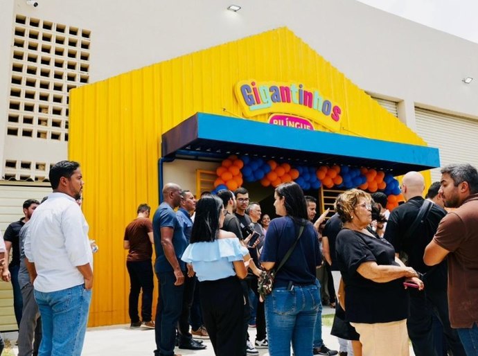 Comunidade escolar comemora entrega de novo Gigantinho Feitosa