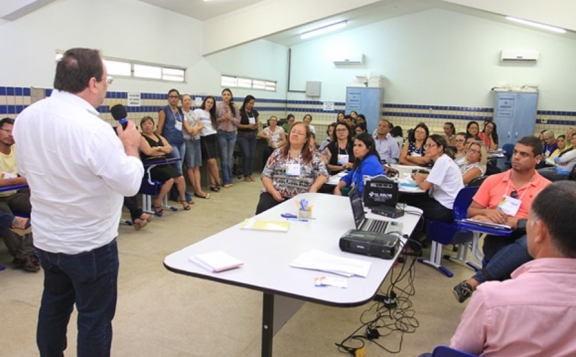 Secretário Luciano Barbosa elogia motivação de professores da rede estadual
