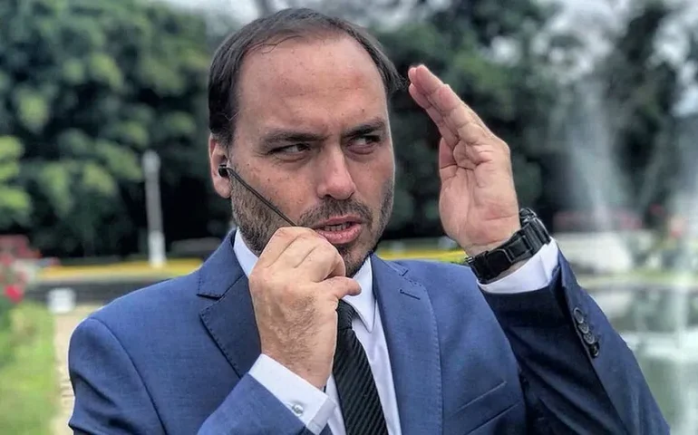 Carlos Bolsonaro critica Centrão após resistências à candidatura de Flávio