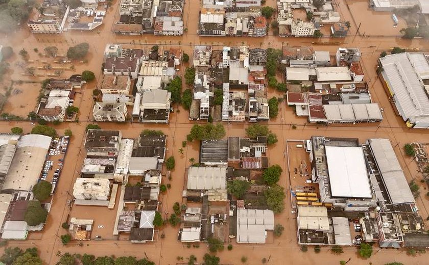 Inundação persistente e bloqueios nas estradas multiplicam prejuízos na agricultura e na indústria gaúcha