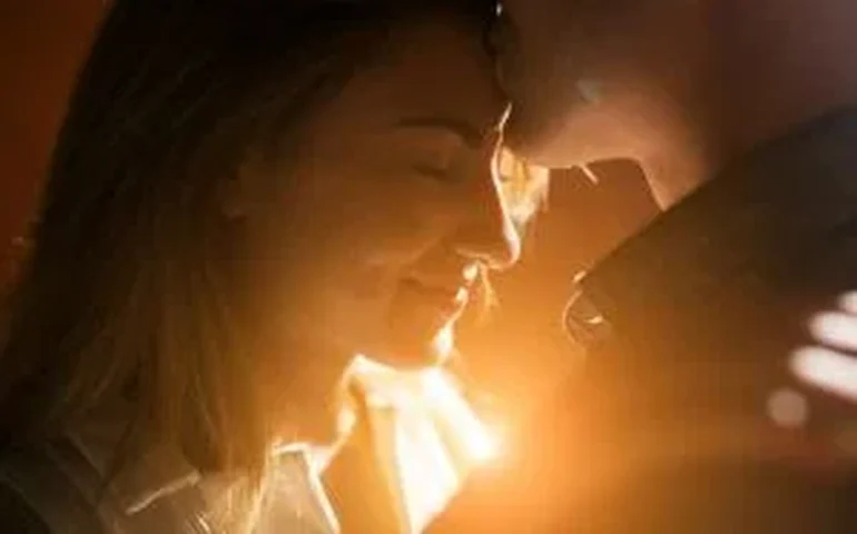 Mulheres têm preferido homens mais maduros diante do avanço do conservadorismo dos jovens