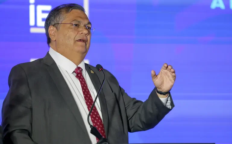 Dino vota no STF por suspensão da rede X e alega soberania nacional