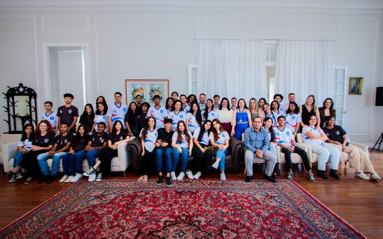 Governador se reúne com estudantes gremistas e recebe demandas de escolas da rede estadual