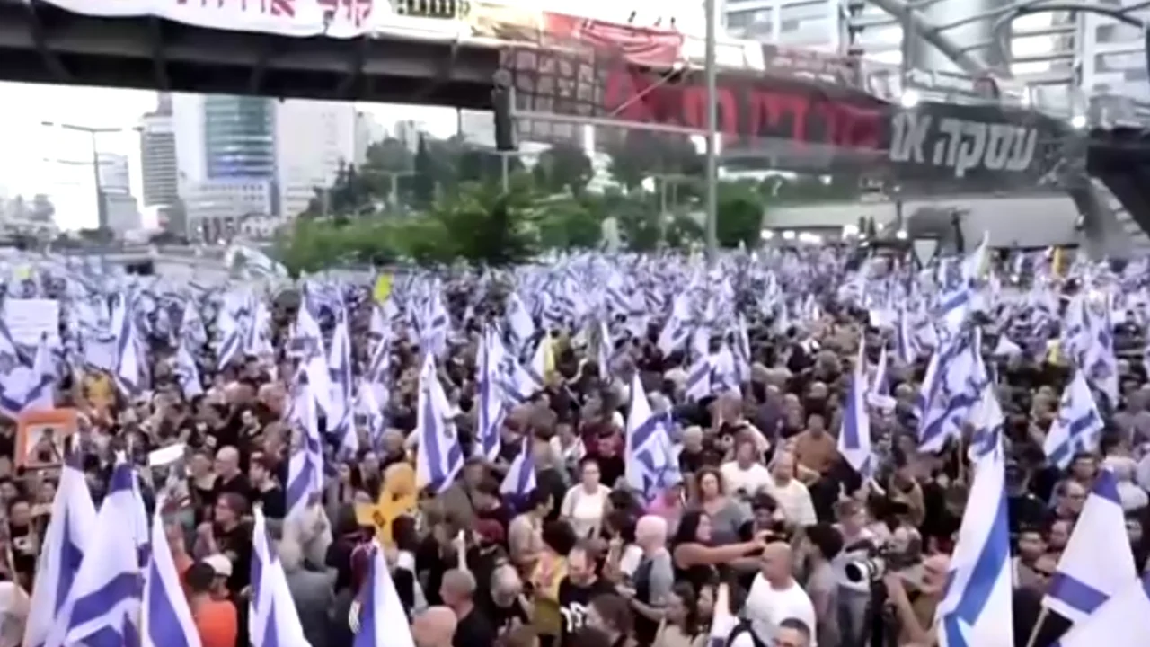 Milhares protestam em Israel contra a demissão de chefe do Shin Bet e volta da guerra