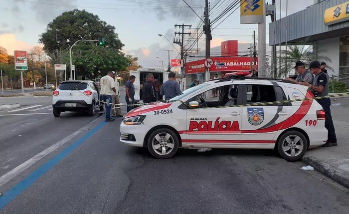 Comerciante foi executado dentro do carro ao parar em cruzamento da avenida