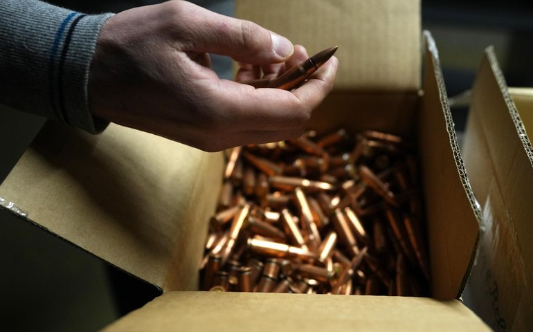 Zelensky quer que Ucrânia produza armas próprias, mas país não tem recursos, diz mídia