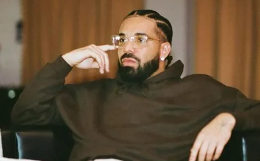 Em coro, público do Lolla manda Drake “tomar no c*” após cancelamento