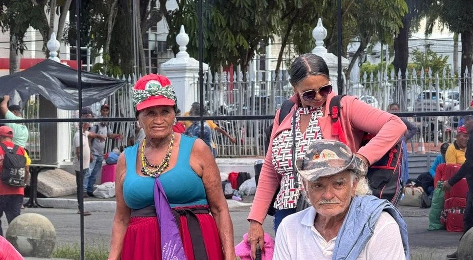 Trabalhadores rurais montaram acampamento em frente ao Palácio República dos Palmares para cobrar solução sobre as terras do antigo Grupo João Lyra. - Foto: Gabriela Garrido/Francês News