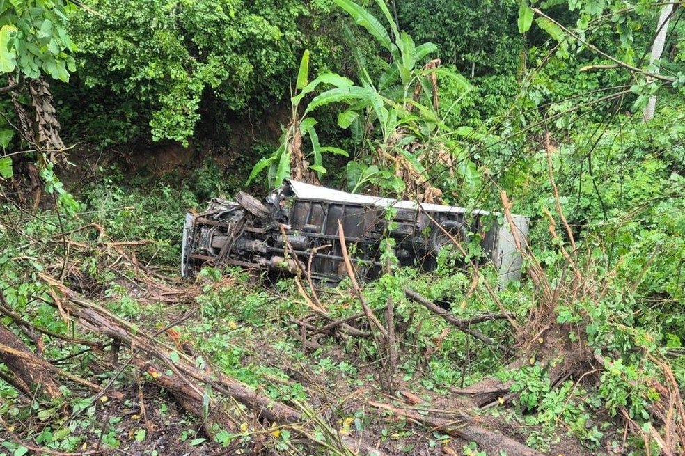 O ChatGPT disse: Caminhão cai em ribanceira na BR-104 em Branquinha; passageiro fica ferido