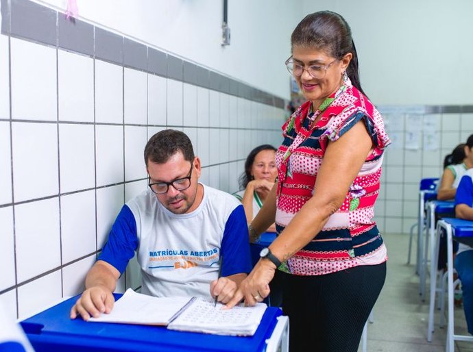 Políticas públicas de melhorias salariais para servidores da Educação marcam a gestão de JHC