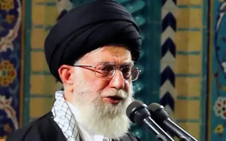 Irã não se renderá e intervenção dos EUA trará consequências irreparáveis, diz Khamenei