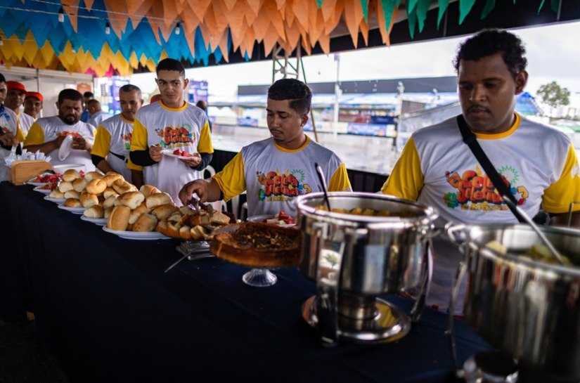 Garis que trabalharam no São João Massayó participaram de café da manhã especial