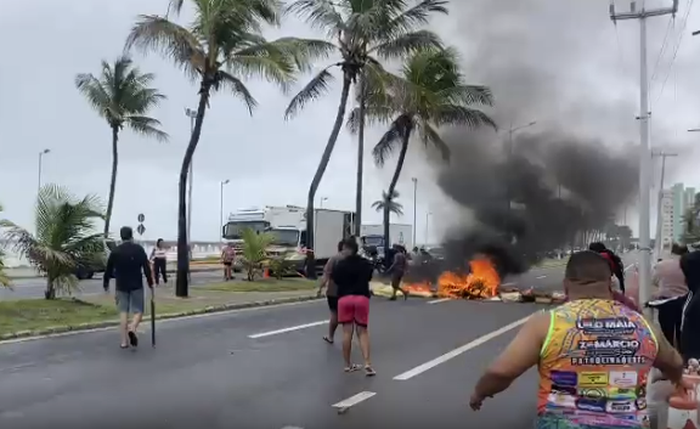 Moradores fecham Avenida Assis Chateaubriand Moradores fecham Avenida Assis Chateaubriand