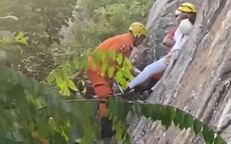 Bombeiros Militares resgatam vítima na Serra da Onça, em Mata Grande