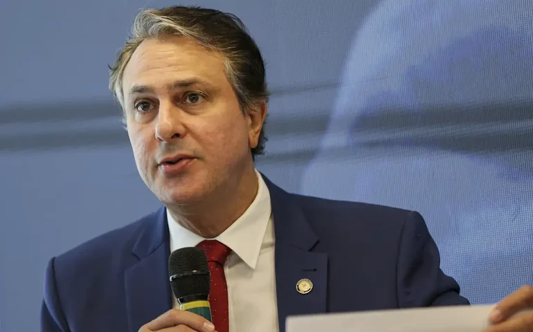 Ministro da Educação afirma que afetados por tornado no Paraná poderão fazer Enem em dezembro