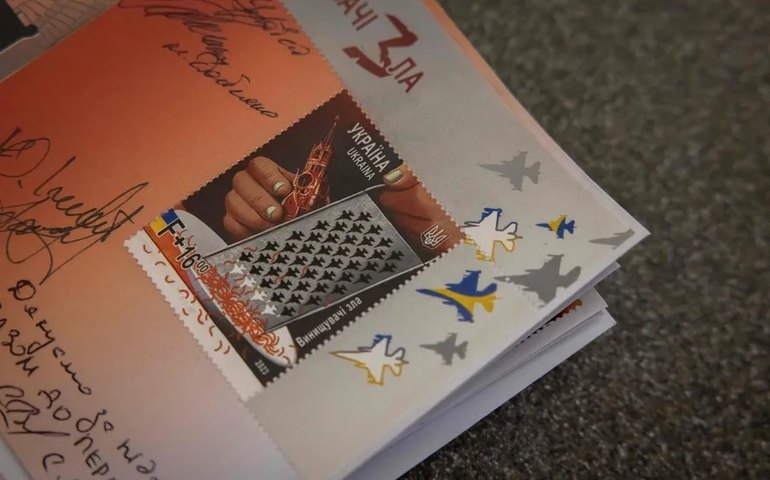 Ucrânia lança selo postal com jatos F-16 'destruindo' o Kremlin; veja fotos