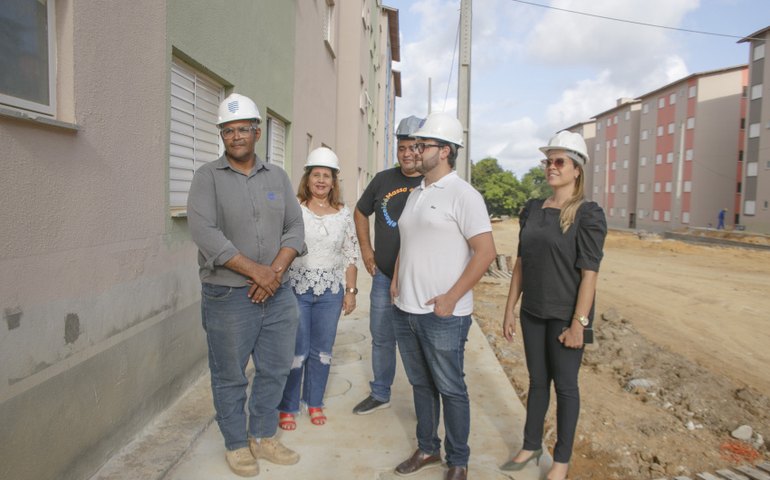 Secretário de Habitação acompanha andamento das obras de residenciais na Santa Amélia