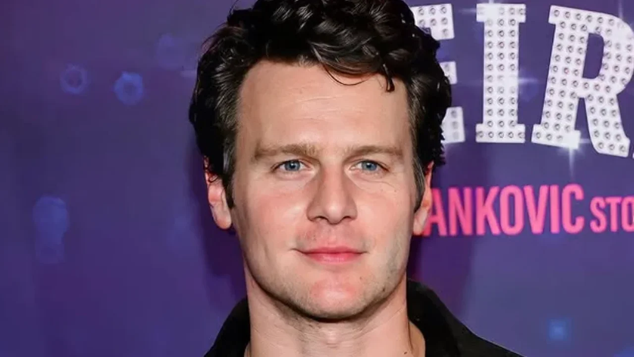 Astro da Broadway, Jonathan Groff se firma como intérprete abertamente gay que encanta homens e mulheres