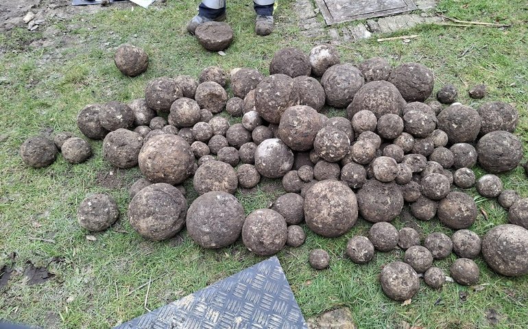 Depósito de balas de canhão medievais é encontrado durante escavação na Bélgica