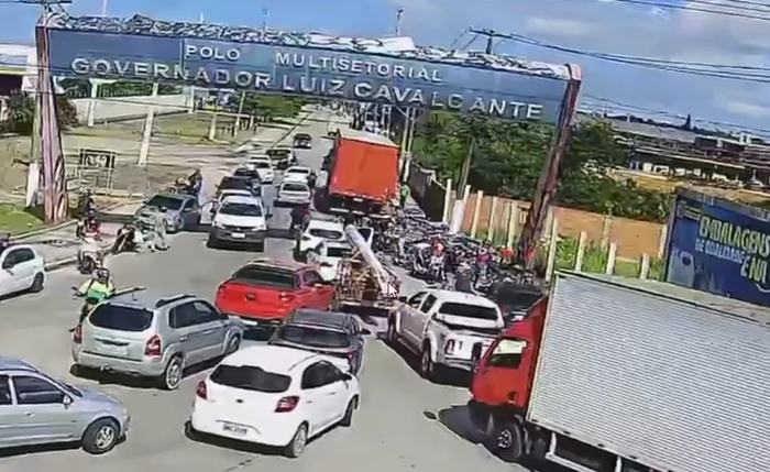 Populares saqueiam carga de suco após acidente em Maceió