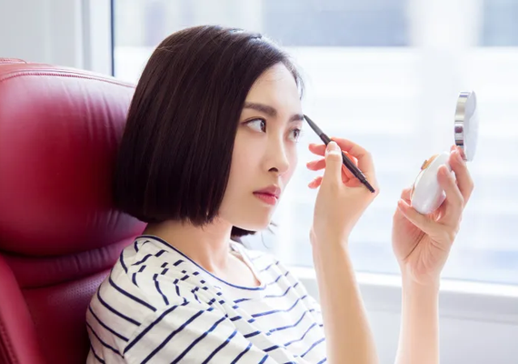 Ferrovia estatal chinesa critica mulheres que se maquiam nos trens e gera revolta