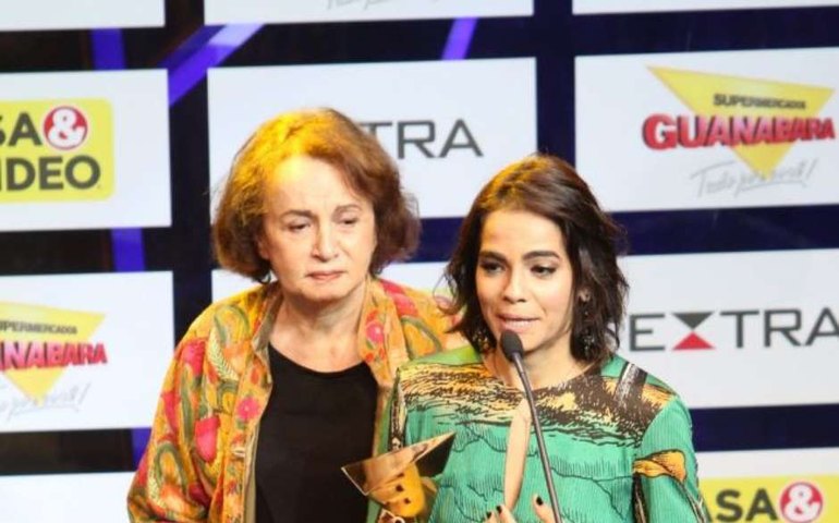 Viúva chora ao receber prêmio pelo ator Domingos Montagner