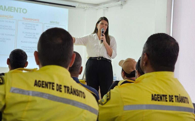 Em reunião, SMTT Arapiraca apresenta planejamento para agentes de trânsito