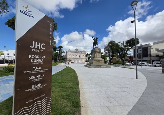Praça Marechal Deodoro atrai visitantes que destacam melhorias