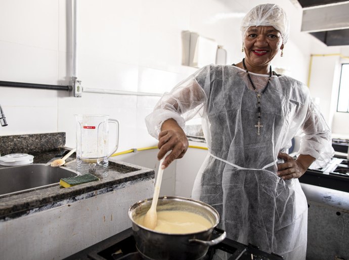 Pessoas em situação de rua participam de oficina culinária