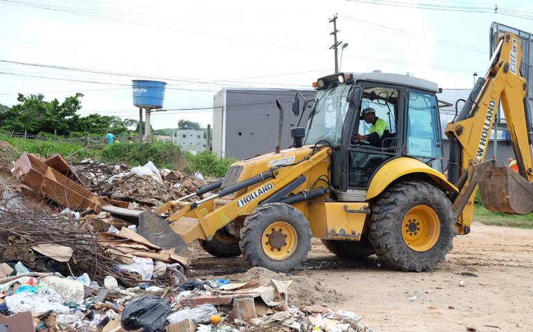 Marcelo Palmeira acompanha mais um mutirão de limpeza
