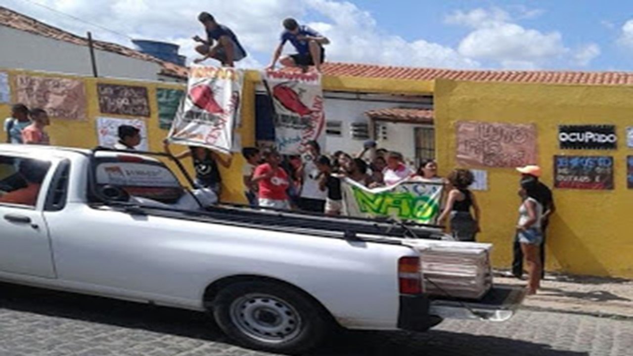 Estudantes cumprem decisão judicial e desocupam Escola Manoel Lúcio em Arapiraca