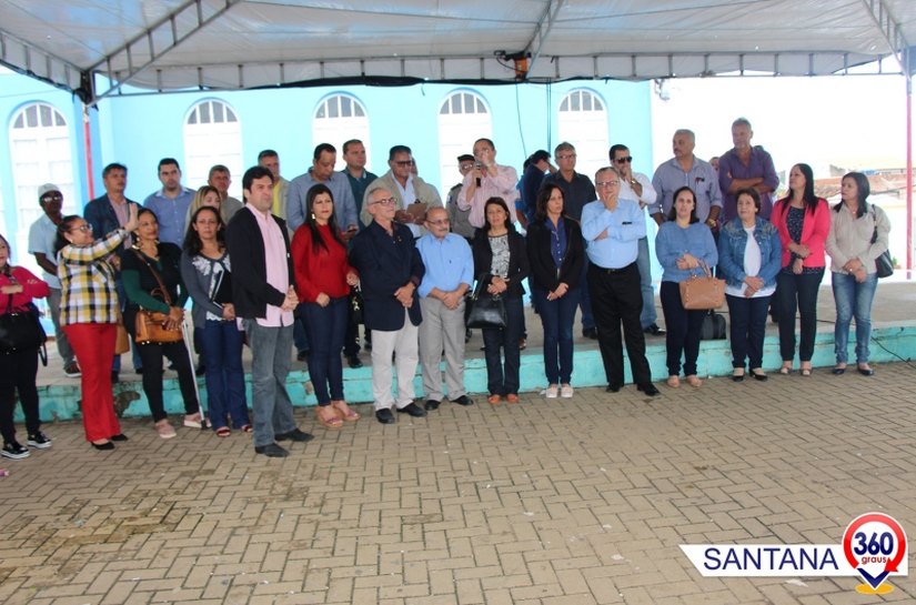 Santana recebe três novas ambulâncias e dois carros para uso na área de saúde