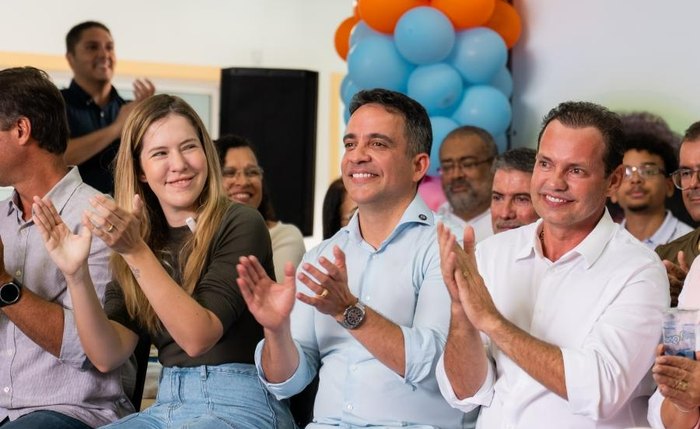 O governador de Alagoas, Paulo Dantas (centro)