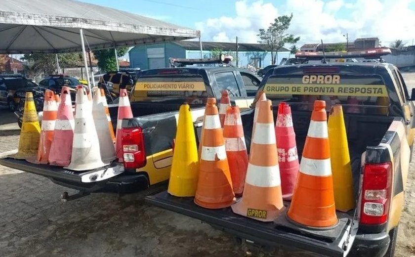 Fiscalização do DMTT remove objetos usados para reserva irregular de vagas no bairro Jaraguá