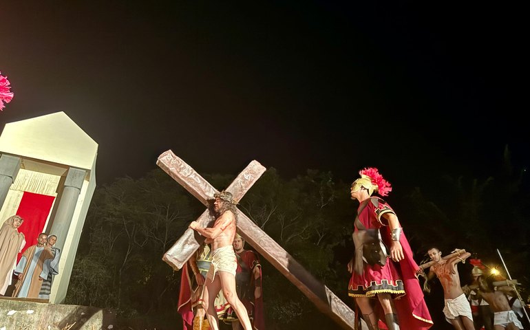Primeiro dia de encenação da Paixão de Cristo reúne milhares de pessoas