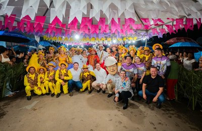 Contando a história de Arapiraca, Pau D’Arco e Baixão encantam o público em noite de arraiá comunitário