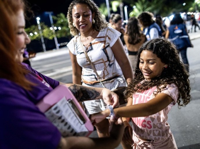 Pulseiras de identificação garantem segurança de crianças no Verão Massayó