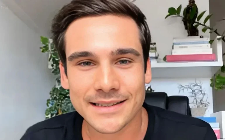 Ator Nicolas Prattes confirma romance com Sabrina Sato no carnaval de São Paulo