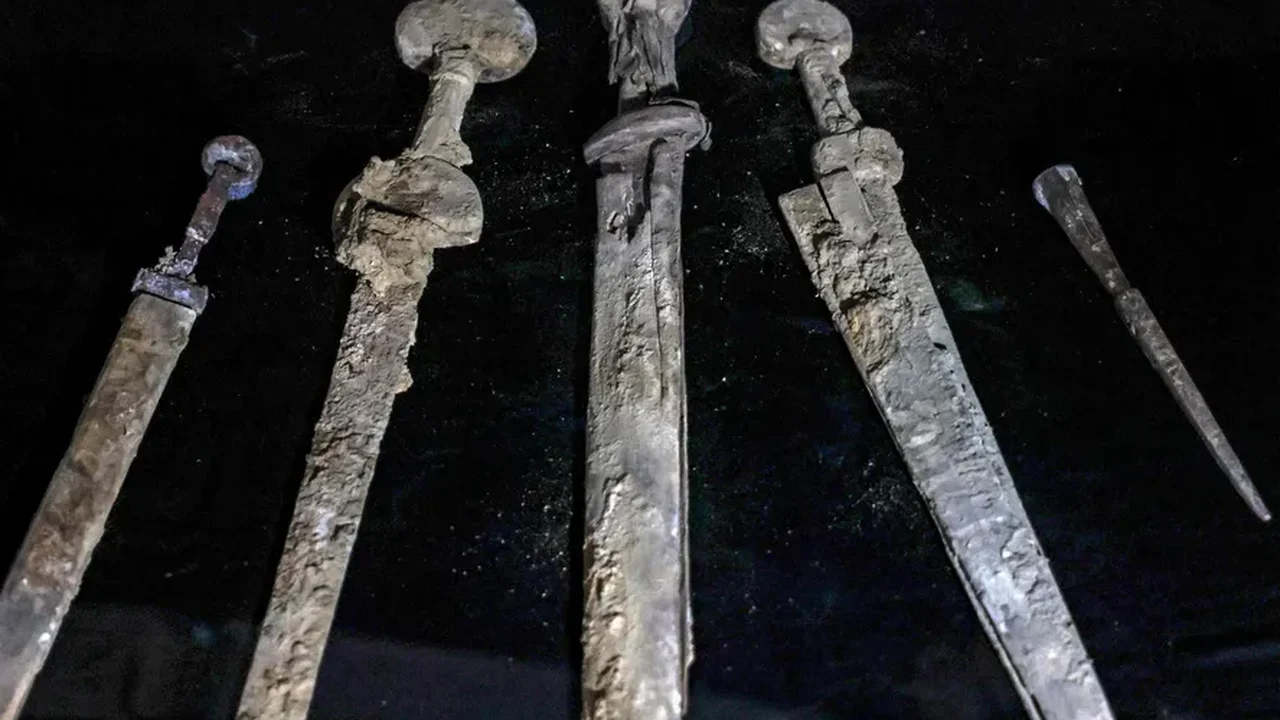 Espadas de 1,9 mil anos são encontradas em caverna de Israel