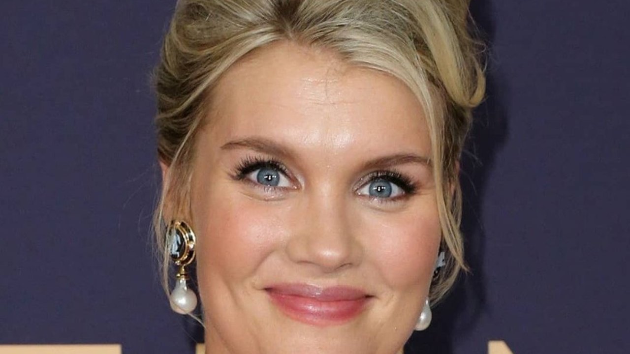 Diretora de 'O Morro dos Ventos Uivantes' lamenta corte de cena com axilas naturais de Margot Robbie