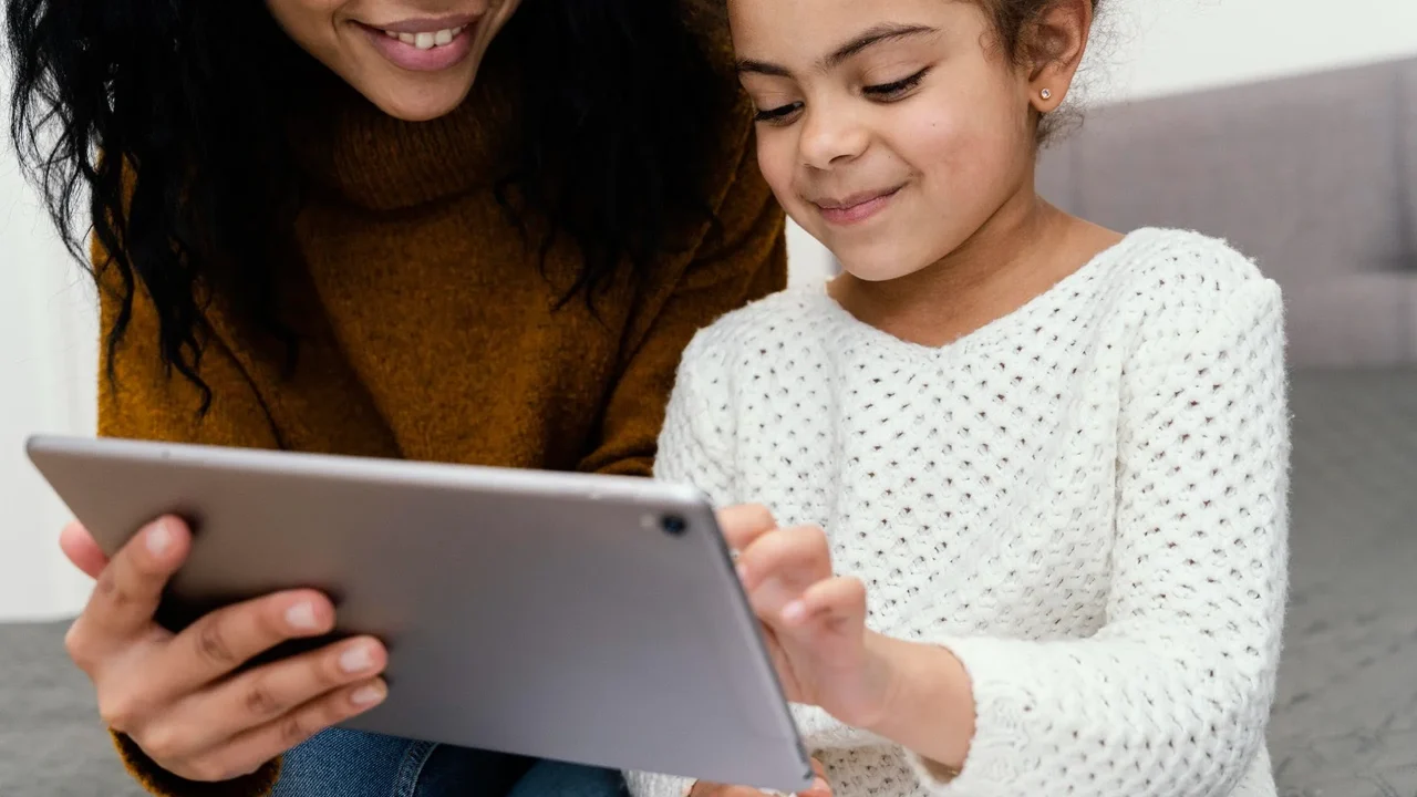A Lei Felca expõe a pergunta que o Brasil adiou por anos: quem é responsável pela infância na internet?