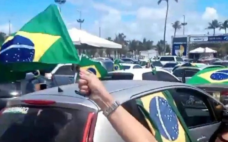 Bolsonaristas causam perturbação em ponto de vacinação contra a covid-19