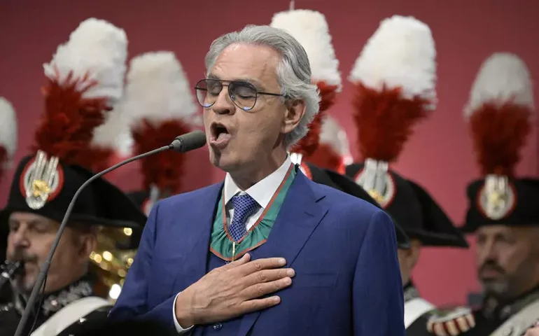 Milei condecora Bocelli em Buenos Aires por atuação na arte