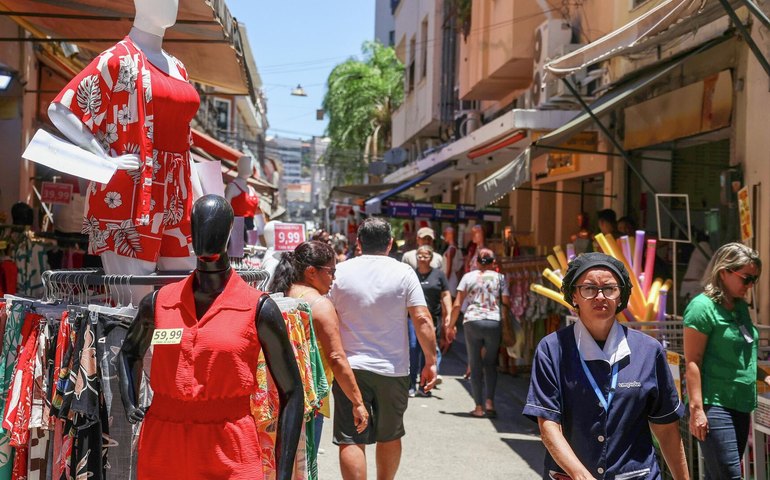 Desemprego sobe para 5,8%, mas mercado de trabalho mostra resiliência e renda cresce
