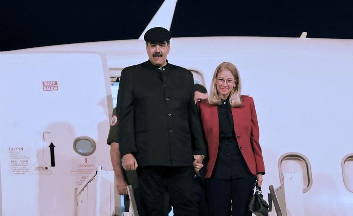 Presidente venezuelano Nicolás Maduro e sua esposa, a primeira-dama Cilia Flores, desembarcando do avião ao pousar em Brasília em 28 de maio de 2023